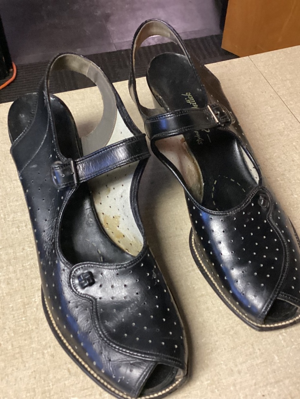1940’s ? 1950 s ENNA JETTIC. AUTHENTIC. VINTAGE  Peep Toe Shoes. Size 8aa?